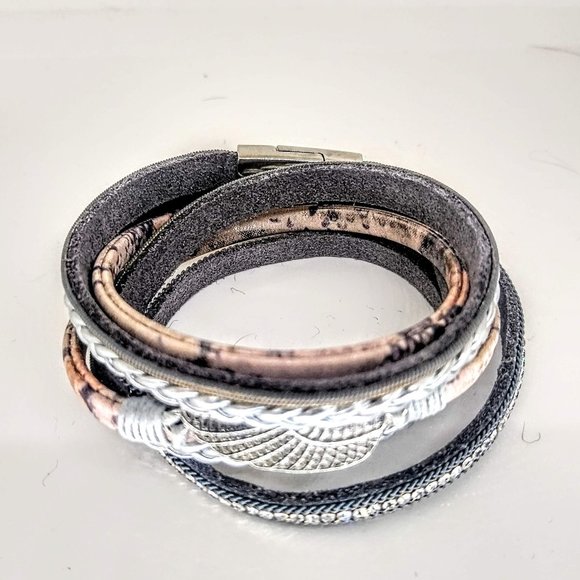 Gray multi row magnetic bracelet with magnetic clasp - Picture 2 of 4